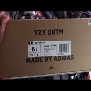 Sneakers. worn once 6.5 in men